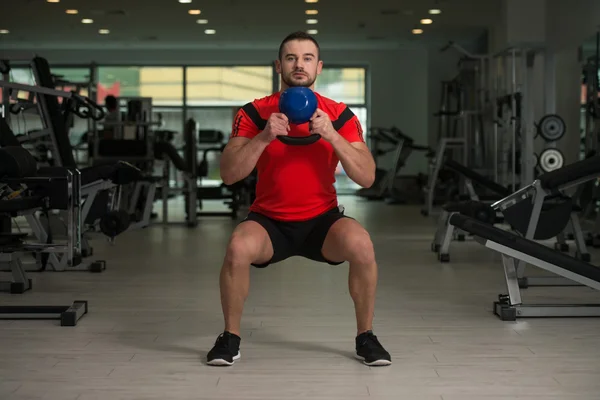 Fitnesstrainerin trainiert mit Wasserkocher-Glocke — Stockfoto