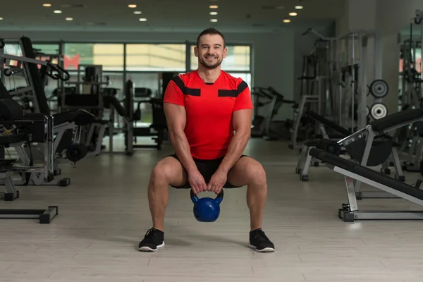 Exercício de instrutor de fitness com Kettle-bell — Fotografia de Stock