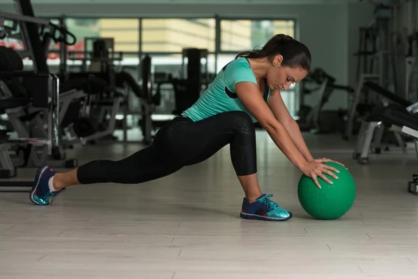 Attraktiv kvinna gör Stretching med medicinboll — Stockfoto