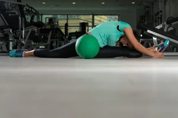 Attraktive Frau beim Stretching mit Medizinball — Stockfoto
