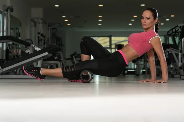 Attractive Woman Exercise With Wheel Roller For Legs — Stock Photo, Image