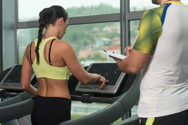 Entrenador con Monitores de Portapapeles Mujer Mientras Corre — Foto de Stock