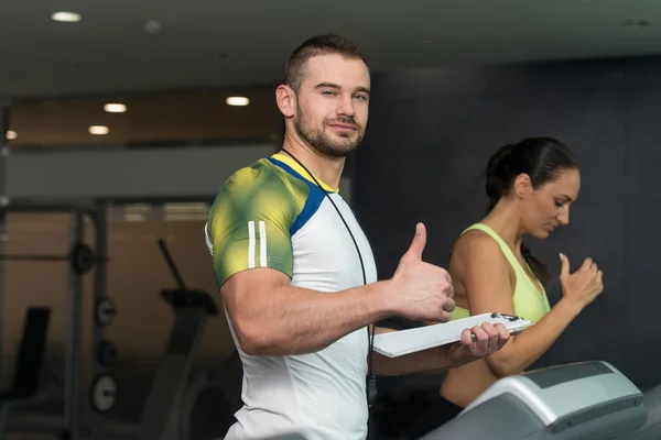 Personal Trainer Ok teken tonen aan Client — Stockfoto