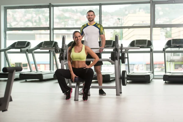 Fit Couple Together Training Chest With Weights — Stock Photo, Image