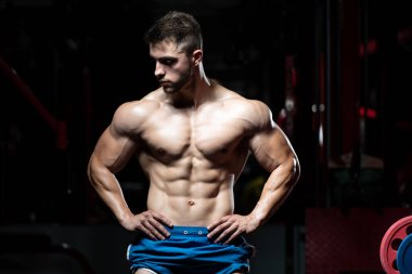 Spor Salonunda Güçlü Duran Genç Adam - Kas Atletik Vücut Geliştirici Spor Sonrası Spor Pozisyonu