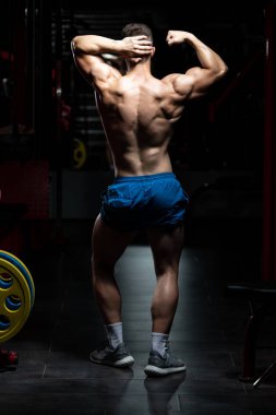 Spor Salonunda Güçlü Duran Genç Adam - Kas Atletik Vücut Geliştirici Spor Sonrası Spor Pozisyonu