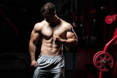 Spor Salonunda Güçlü Duran Genç Adam - Kas Atletik Vücut Geliştirici Spor Sonrası Spor Pozisyonu