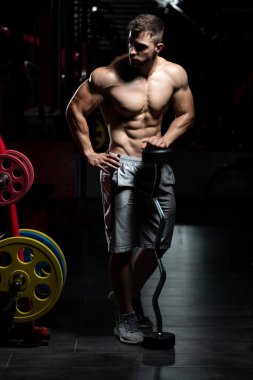 Dinlenme Zamanı - Sağlıklı Kulüp Spor Salonunda Dinlenen Kaslı Genç Adam Egzersizden Sonra