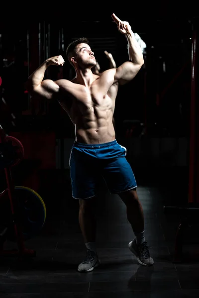 Retrato Joven Hombre Físicamente Forma Que Muestra Cuerpo Bien Entrenado — Foto de Stock