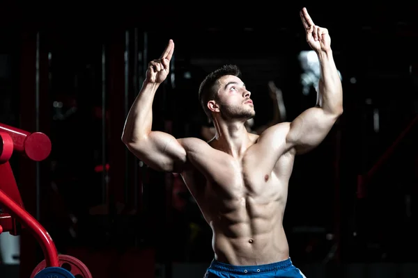 Hombre Joven Pie Fuerte Gimnasio Músculos Flexionantes Muscular Atlético Culturista — Foto de Stock