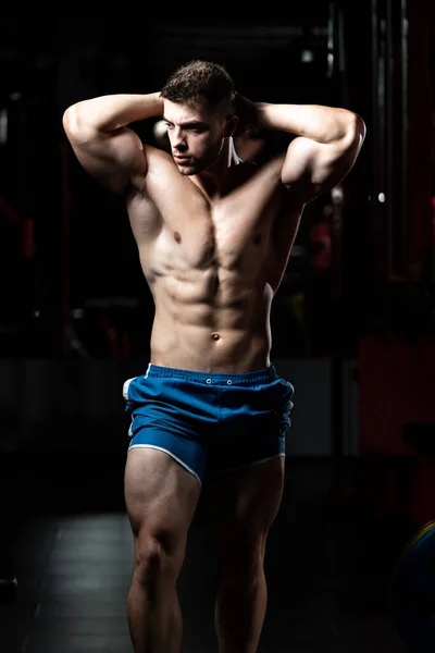 Jeune Homme Debout Fort Dans Gymnase Les Muscles Flexibles Musclé — Photo