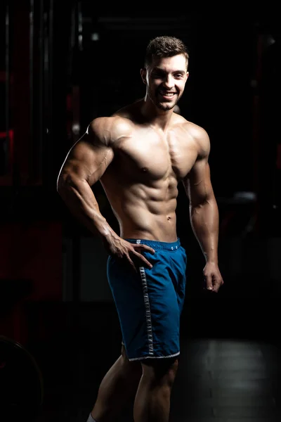 Spor Salonunda Güçlü Duran Kaslarını Esneten Yakışıklı Adam Kaslı Atletik — Stok fotoğraf