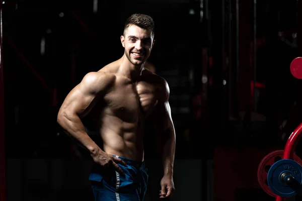 ジムや屈曲筋肉に強い立って若い男 運動後の筋肉運動体ビルダーフィットネスモデルのポーズ — ストック写真