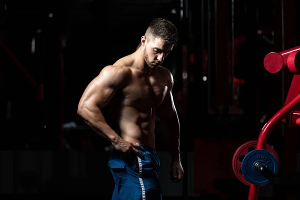 Hombre Guapo Pie Fuerte Gimnasio Músculos Flexionantes Muscular Atlético Culturista — Foto de Stock