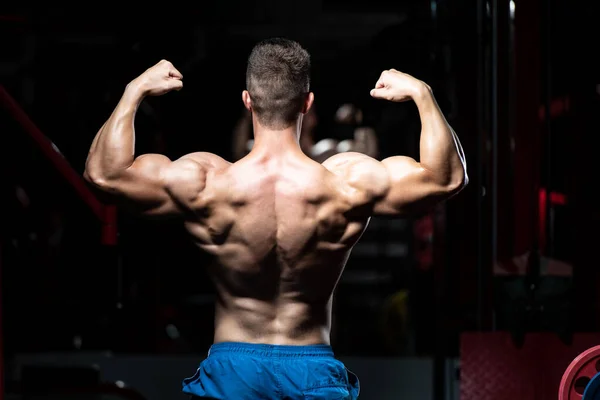 Hombre Joven Pie Fuerte Gimnasio Músculos Flexionantes Muscular Atlético Culturista — Foto de Stock