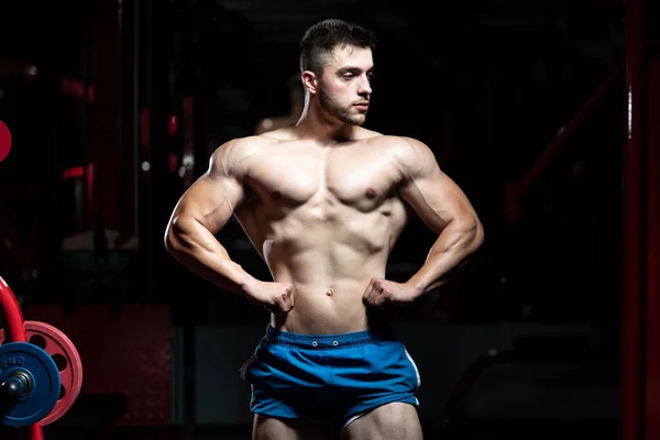 Portrét Mladého Fyzicky Fit Muž Ukazuje Své Dobře Vycvičené Tělo — Stock fotografie