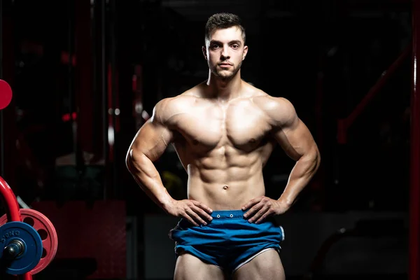 Jeune Homme Debout Fort Dans Gymnase Les Muscles Flexibles Musclé — Photo