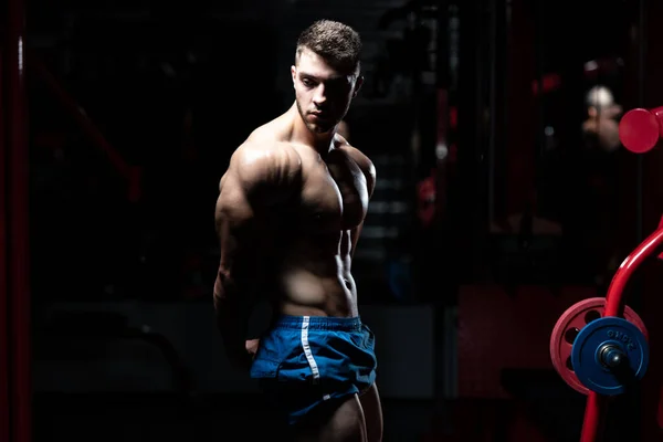 Bel Homme Debout Fort Dans Gymnase Les Muscles Flexibles Musclé — Photo