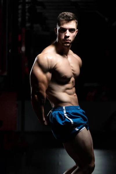 Retrato Joven Hombre Físicamente Forma Que Muestra Cuerpo Bien Entrenado —  Fotos de Stock