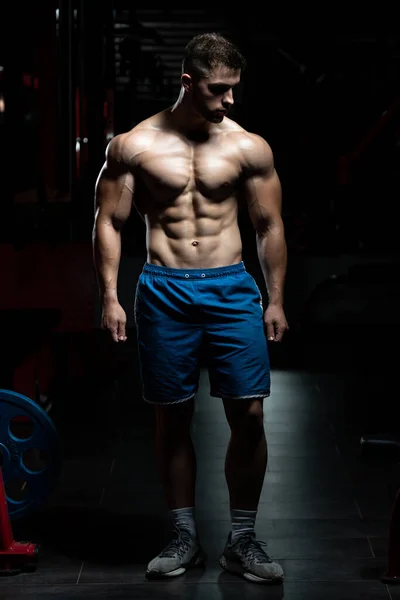 Hombre Joven Pie Fuerte Gimnasio Músculos Flexionantes Muscular Atlético Culturista —  Fotos de Stock