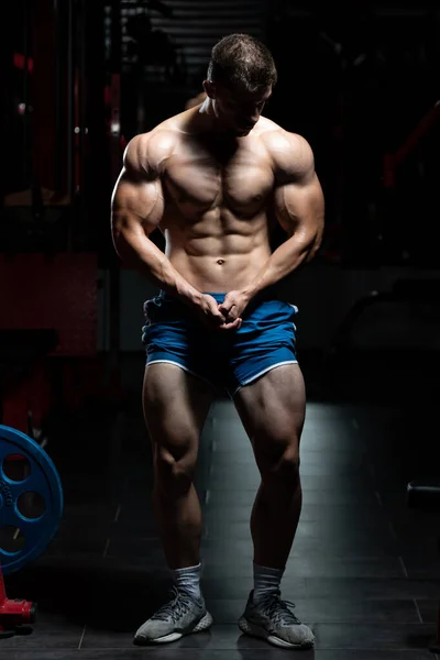 Hombre Guapo Pie Fuerte Gimnasio Músculos Flexionantes Muscular Atlético Culturista — Foto de Stock