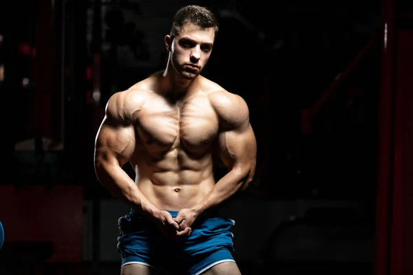 Retrato Jovem Fisicamente Apto Homem Mostrando Seu Corpo Bem Treinado — Fotografia de Stock