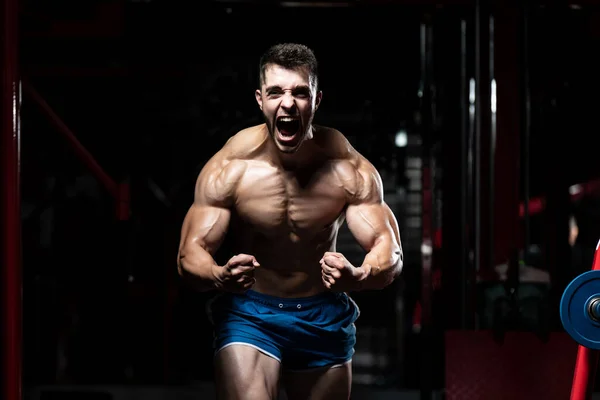 Fiatal Férfi Álló Erős Tornaterem Flexing Izmok Izmos Sportoló Fitness — Stock Fotó