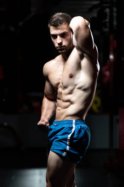 Hombre Guapo Pie Fuerte Gimnasio Músculos Flexionantes Muscular Atlético Culturista — Foto de Stock