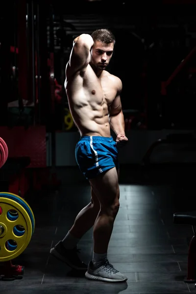 Retrato Jovem Fisicamente Apto Homem Mostrando Seu Corpo Bem Treinado — Fotografia de Stock