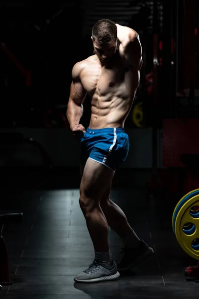 Retrato Joven Hombre Físicamente Forma Que Muestra Cuerpo Bien Entrenado —  Fotos de Stock