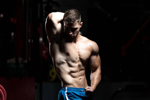Junger Mann Steht Stark Fitnessstudio Und Beugt Muskeln Vor Muskulöser — Stockfoto