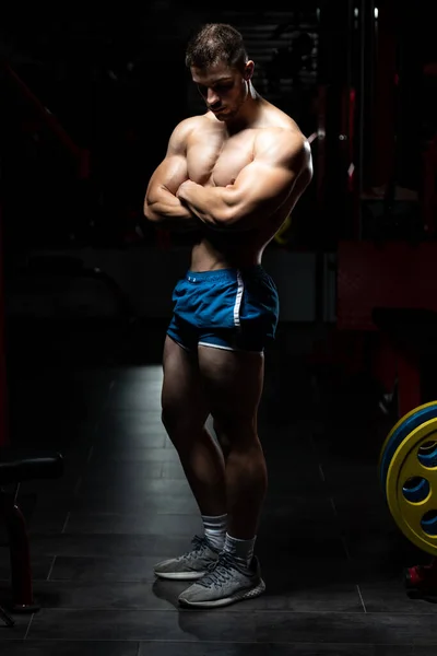 Jeune Homme Debout Fort Dans Gymnase Les Muscles Flexibles Musclé — Photo