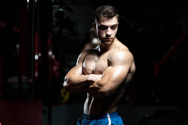 Retrato Jovem Fisicamente Apto Homem Mostrando Seu Corpo Bem Treinado — Fotografia de Stock