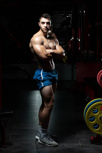 Hombre Guapo Pie Fuerte Gimnasio Músculos Flexionantes Muscular Atlético Culturista — Foto de Stock