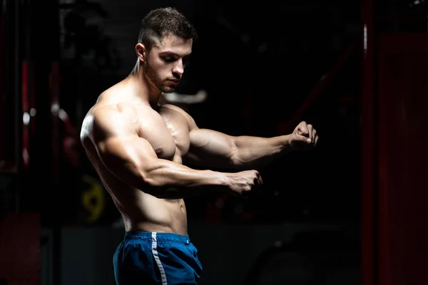 Hombre Guapo Pie Fuerte Gimnasio Músculos Flexionantes Muscular Atlético Culturista —  Fotos de Stock