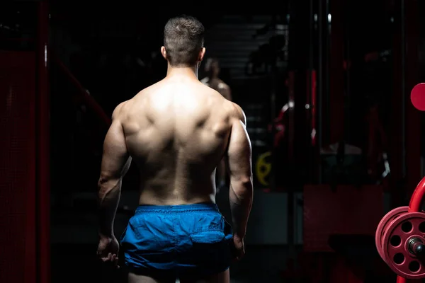 Hombre Joven Pie Fuerte Gimnasio Músculos Flexionantes Muscular Atlético Culturista —  Fotos de Stock