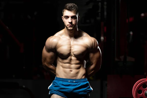 Bello Uomo Piedi Forte Nella Palestra Muscoli Flessibili Muscolare Atletica — Foto Stock