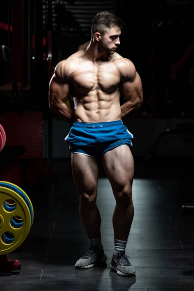 Hombre Guapo Pie Fuerte Gimnasio Músculos Flexionantes Muscular Atlético Culturista — Foto de Stock