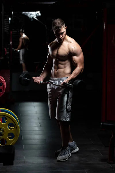 Мускулистый Человек Делает Тяжелые Упражнения Веса Бицепсов Штангой Тренажерном Зале — стоковое фото