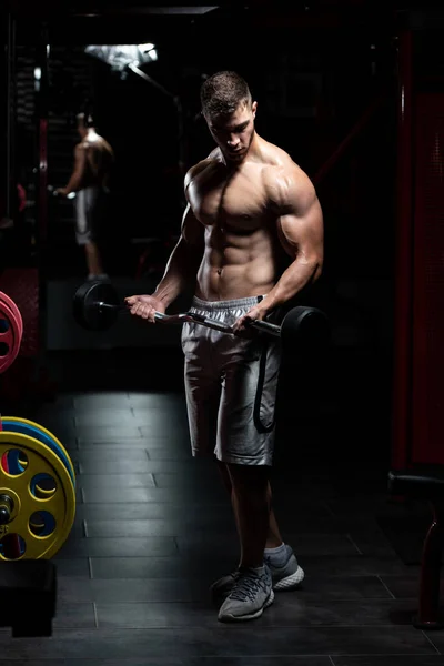 Hombre Muscular Haciendo Ejercicio Peso Pesado Para Bíceps Con Barra — Foto de Stock