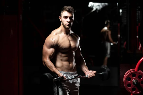 Αθλητής Που Εργάζονται Έξω Biceps Ένα Γυμναστήριο Μπούκλες Συγκέντρωση Dumbbell — Φωτογραφία Αρχείου