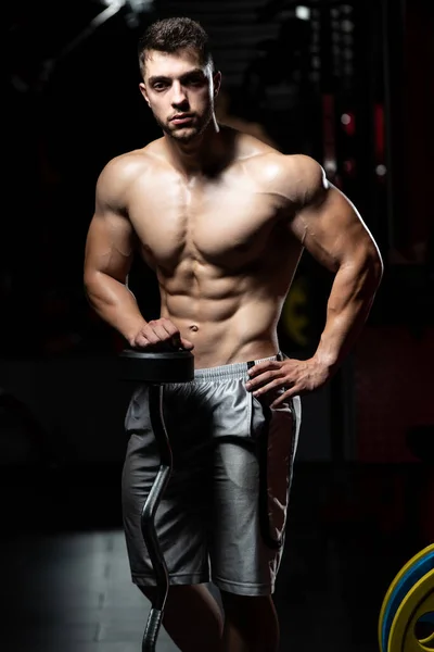 運動後に休息する若い筋肉の男性 シャツなしの物理的にフィット若い男の肖像画 — ストック写真