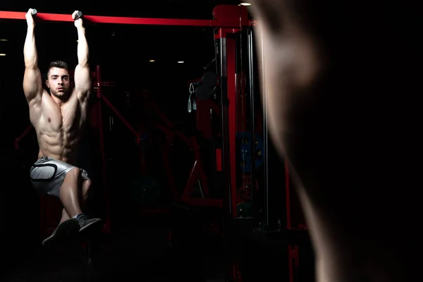 Sportler Mit Hängendem Bein Hebt Übung Eine Der Effektivsten Übungen — Stockfoto