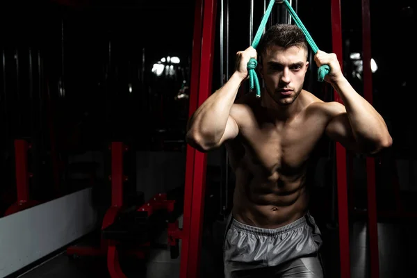 Hombre Gimnasio Haciendo Ejercicio Sus Tríceps Máquina Con Cable Gimnasio — Foto de Stock