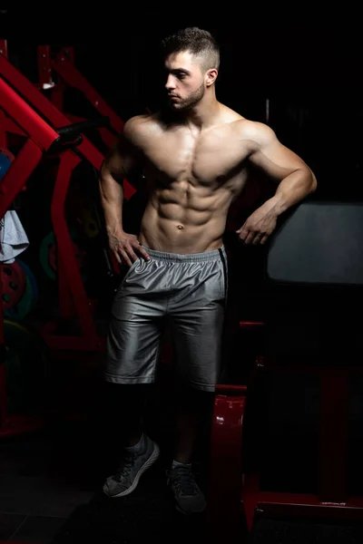 運動後に休息する若い筋肉の男性 シャツなしの物理的にフィット若い男の肖像画 — ストック写真