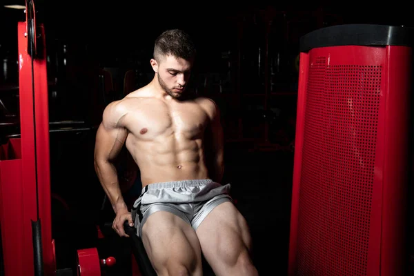 Hombre Fuerte Gimnasio Ejercicio Cuádriceps Glúteos Máquina Muscular Atlético Culturista —  Fotos de Stock