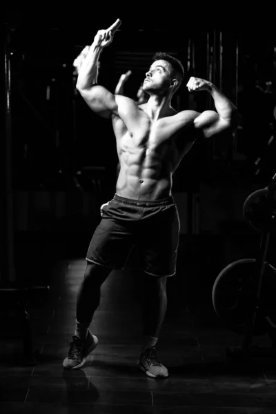 Bel Homme Debout Fort Dans Gymnase Les Muscles Flexibles Musclé — Photo