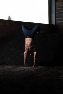 Depoda Elleri Dengede Tutan Genç Adam - Kas Atletik Vücut Geliştirici Fitness Modeli Şınav Çekiyor