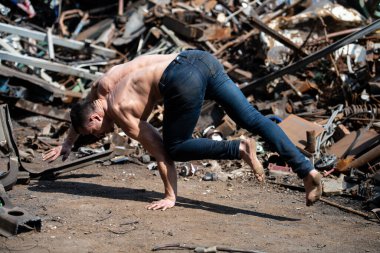 Genç Adam Eski Endüstriyel Hurdalıkta Dengeyi Koruyor - Kaslı Atletik Vücut Geliştirici Fitness Modeli Dayanışma şınavı Yapıyor