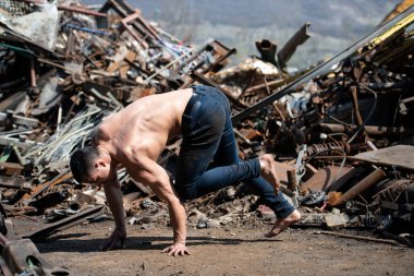 Eski Endüstriyel Hurdalıkta Ellerinde Dengeyi Koruyan Yakışıklı Adam - Kaslı Atletik Vücut Geliştirici Fitness Modeli